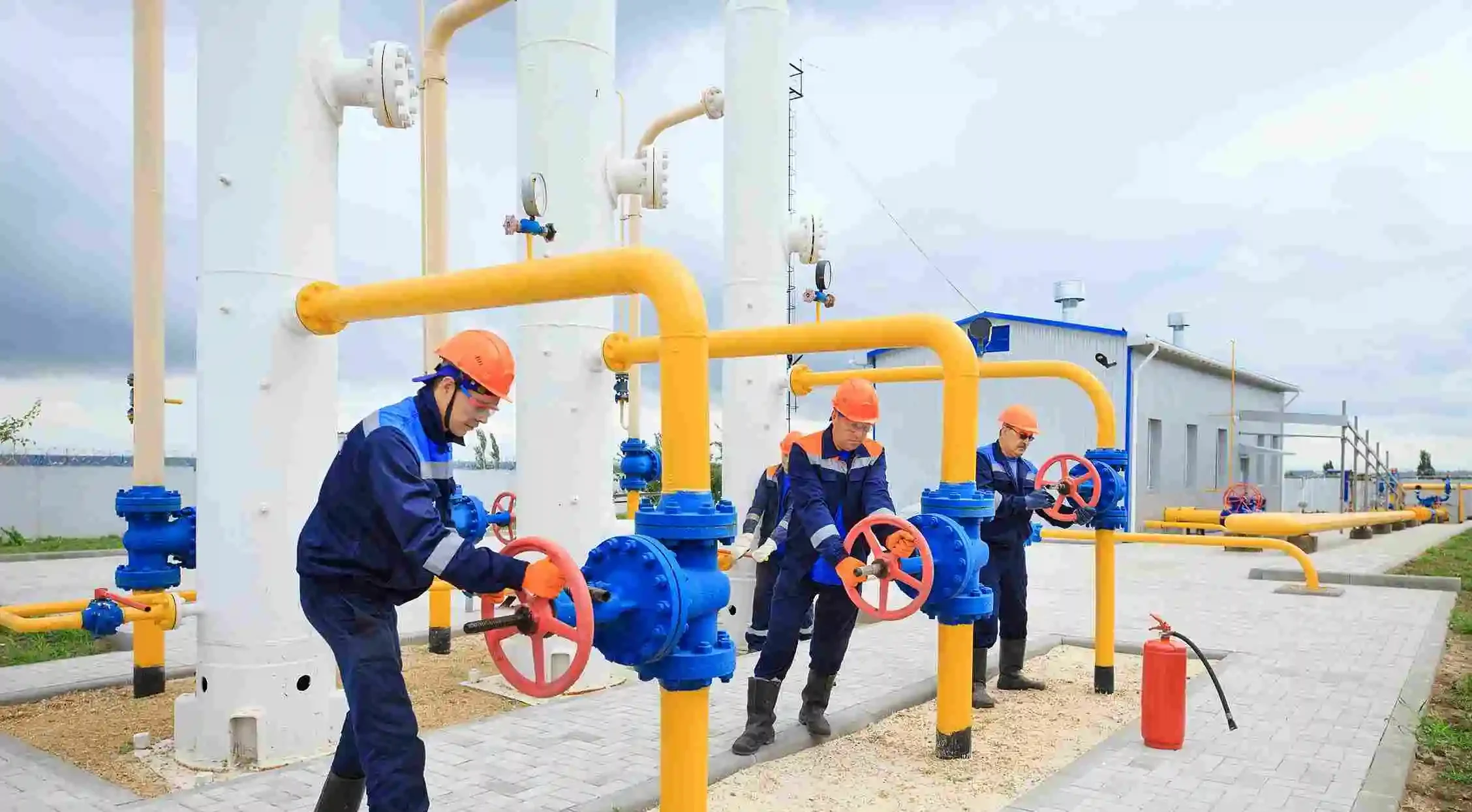 maintenance-gas-pipeline-specialist-checks-gas-pipeline (2)_11zon